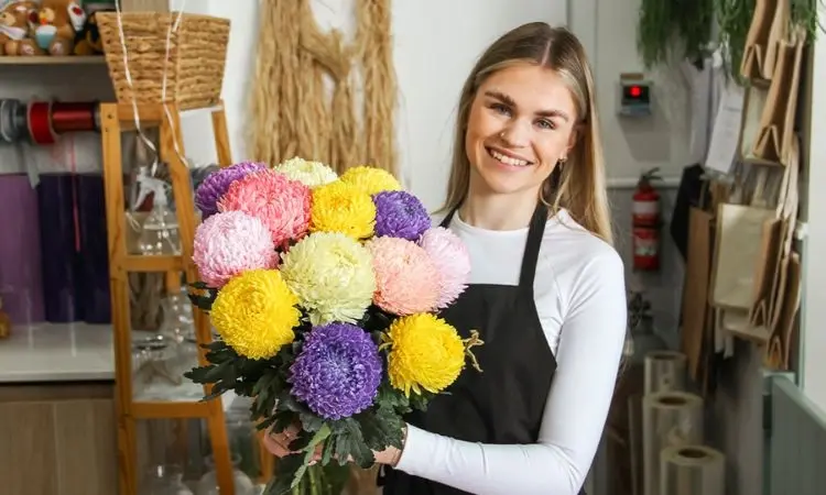 florist holding a bunch of chrysanthenums