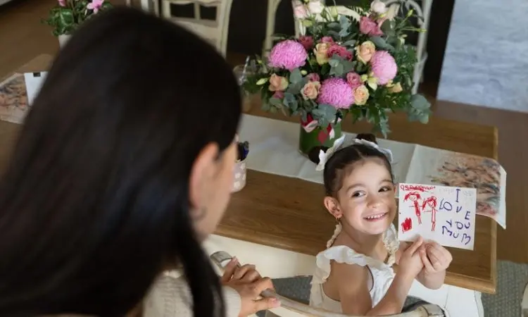 daughter show Mum an 